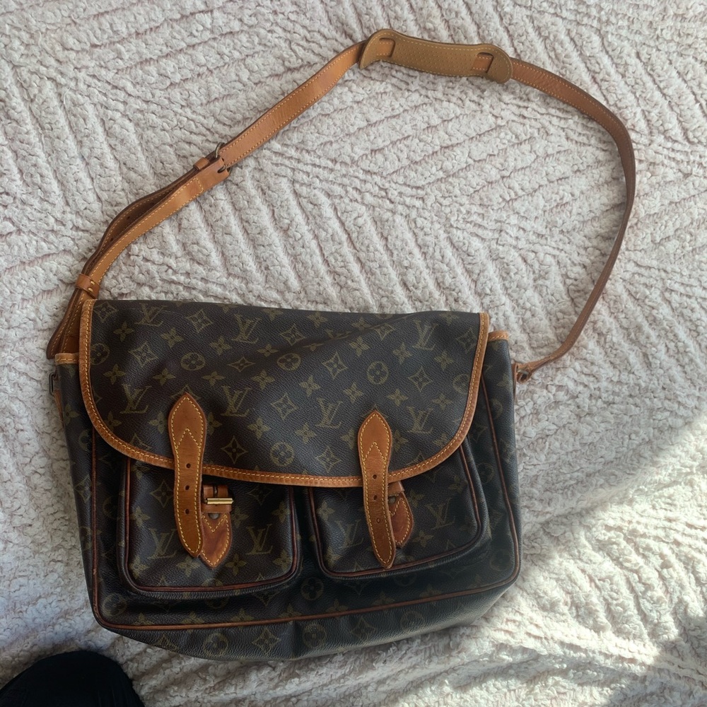 Authentic vintage Louis vittion messenger bag